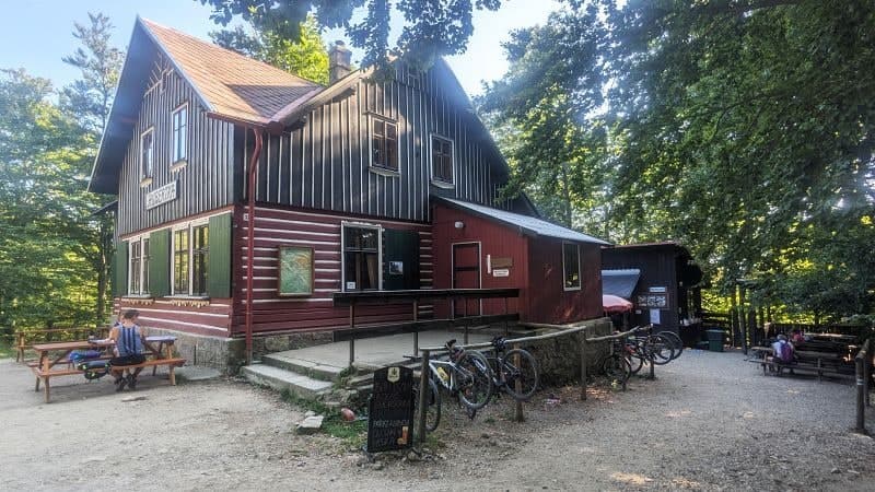 Boční pohled na chatu Hubertka s odstavenými koly