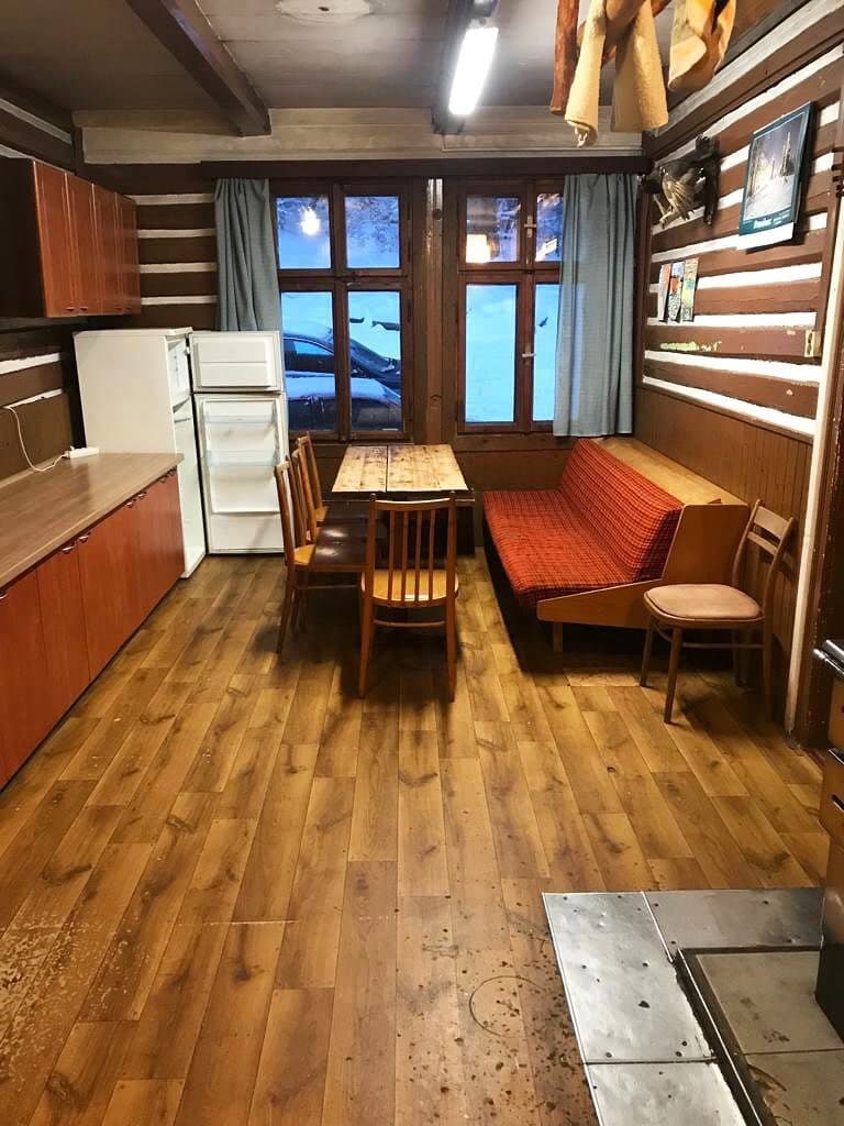 Jídelní kout s lednicí a lavicí