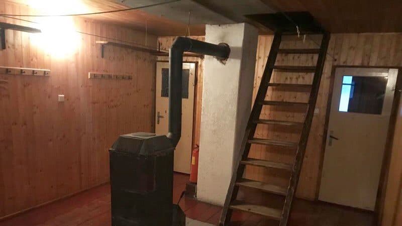 Kamna na tuhá paliva a schodiště do podkroví