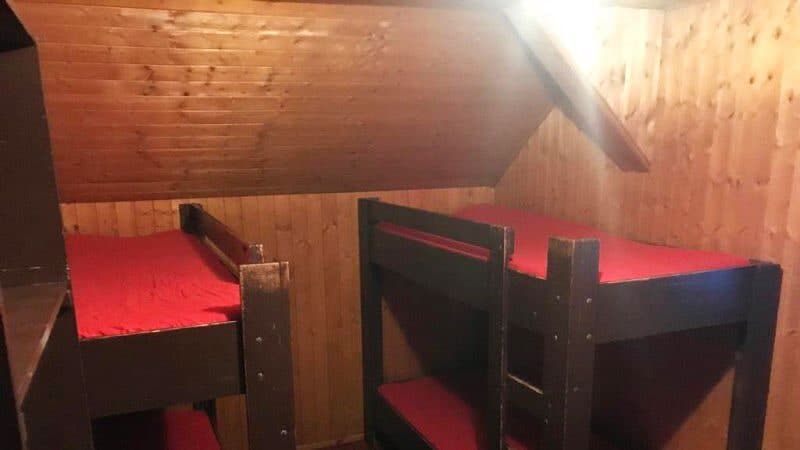 Pokoj s dřevěnými palandami