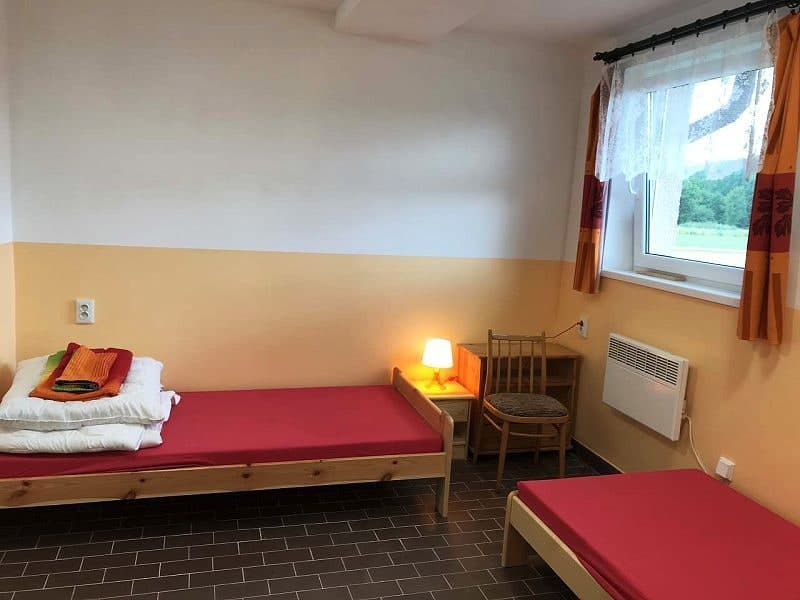 Pokoj s lůžky a oknem do zeleně