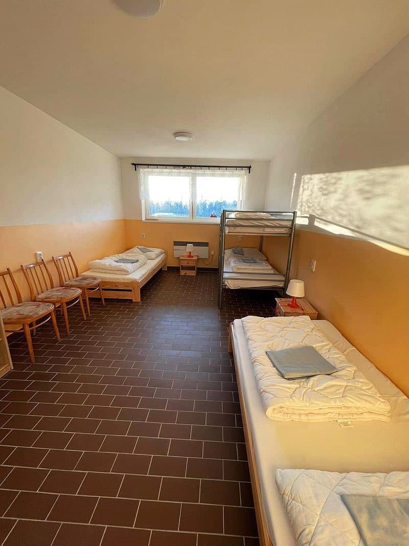 Pokoj s lůžky a palandou