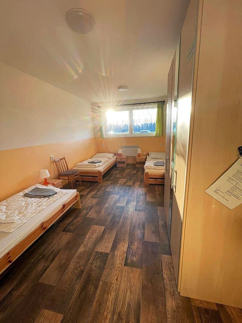 Prosvětlený pokoj s dřevěnou podlahou