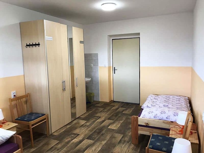 Zázemí s věšáky a skříněmi